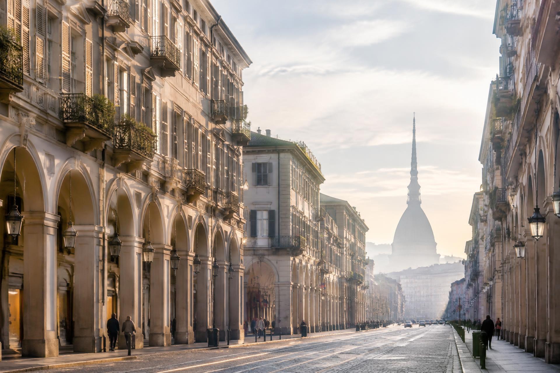 Una via del centro di Torino con la Mole Antonelliana sullo sfondo